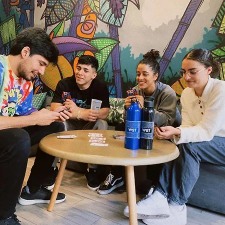 بيت شباب Wot Patio Social *