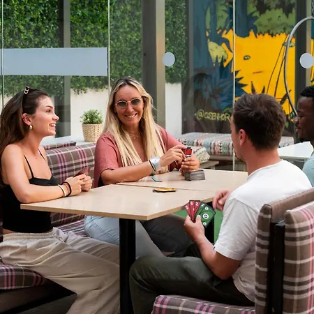 Wot Patio Social 旅馆 *